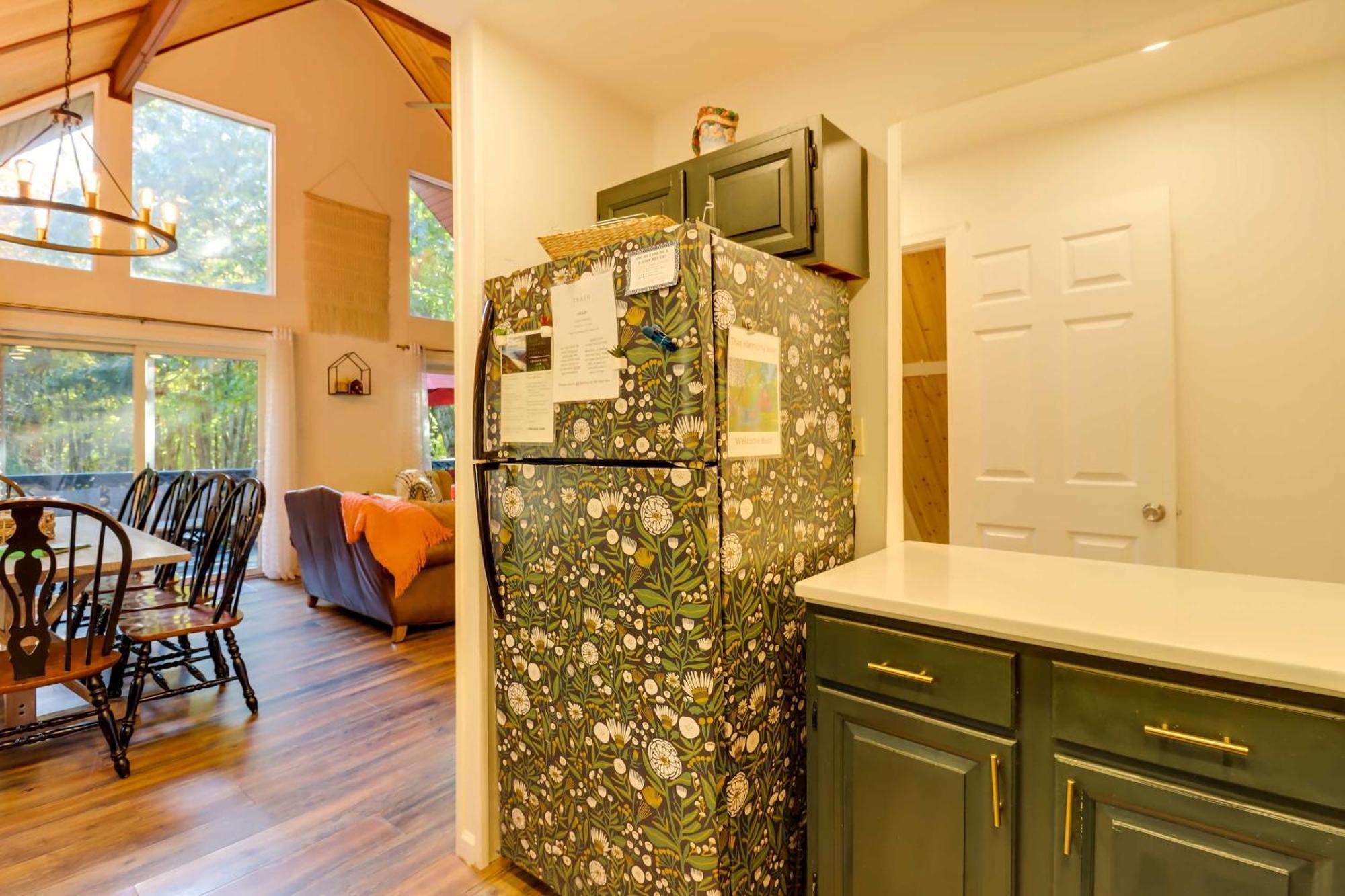 Poconos Ski Retreat With Sauna, Hot Tub, And Game Room Лейк-Хармони Экстерьер фото